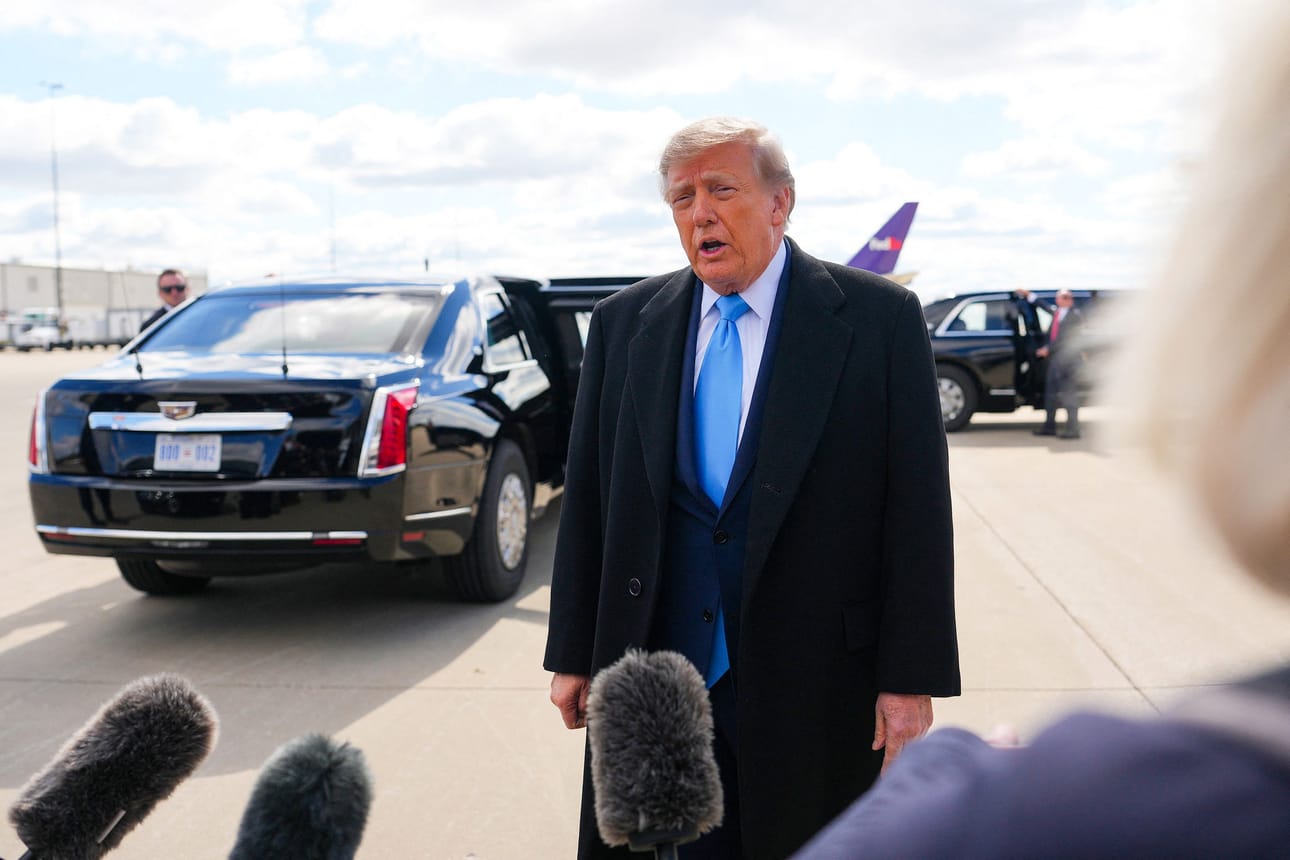 Donald Trump allekirjoitti perjantaina paikallista aikaa määräyksen, jolla jäädytetään Yhdysvaltojen Venäjälle asettamat tuoreimmat pakotteet ja tuontitullit.