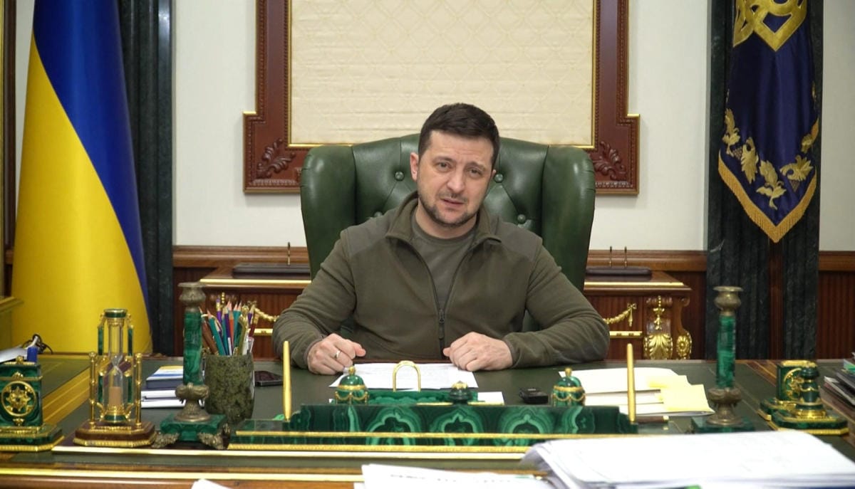 Britannian parlamentti osoitti tiistaina seisaaltaan suosiota Ukrainan presidentille Volodymyr Zelenskyille, kun tämän videopuhe esitettiin. LEHTIKUVA/AFP