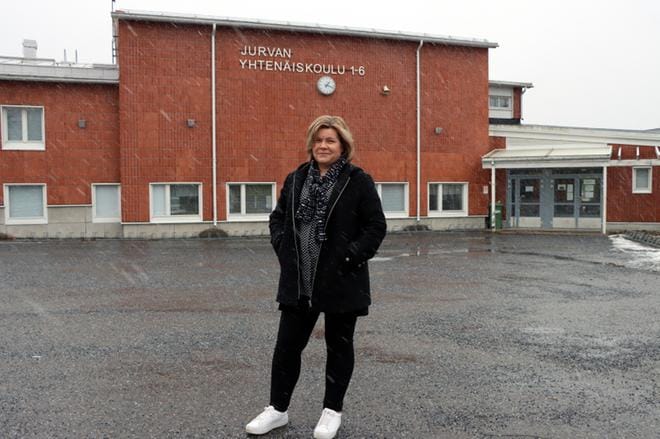 Jurvan yhtenäiskoulun piha on hiljentynyt. Elina Uotila-Mäenpää uskoo, että etäopetus saadaan toimimaan, kunhan vain alkukankeuksista selvitään. KUVA: JARMO PANULA