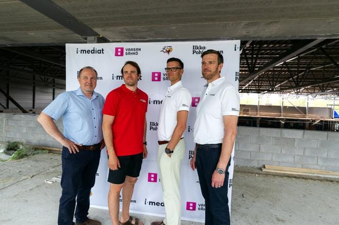 Vaasan Sportin toimitusjohtaja Tomas Kurtén, Sportin jääkiekkoilija Simon Suoranta sekä I-Medioiden myyntijohtaja Timo Ranta ja liiketoimintajohtaja Jarno Puutio osallistuivat keskiviikkona sopimuksen allekirjoitustilaisuuteen Vaasan Sähkö Areenalla. KUVAT: JARNO PELLINEN