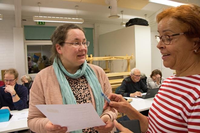 Sirkka Suurla kuuntelee, kun Anja Mangs suunnittelee mille kurssille osallistuu. Kaskisten digikurssien infotilaisuus kokosi parikymmentä henkeä kuuntelemaan tarjontaa. Lisää ilmoittautuneita on tullut verkon kautta.