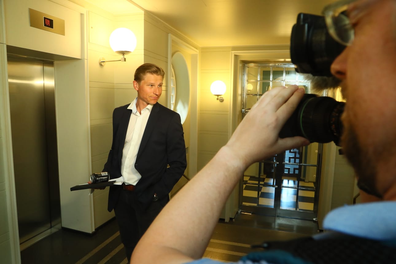 Perustuslakivaliokunnan varapuheenjohtaja Antti Häkkänen (kok.) on jäävännyt itsensä Pekka Haaviston esitutkintamateriaalin käsittelystä. Häkkänen on valtakunnanoikeuden jäsen.