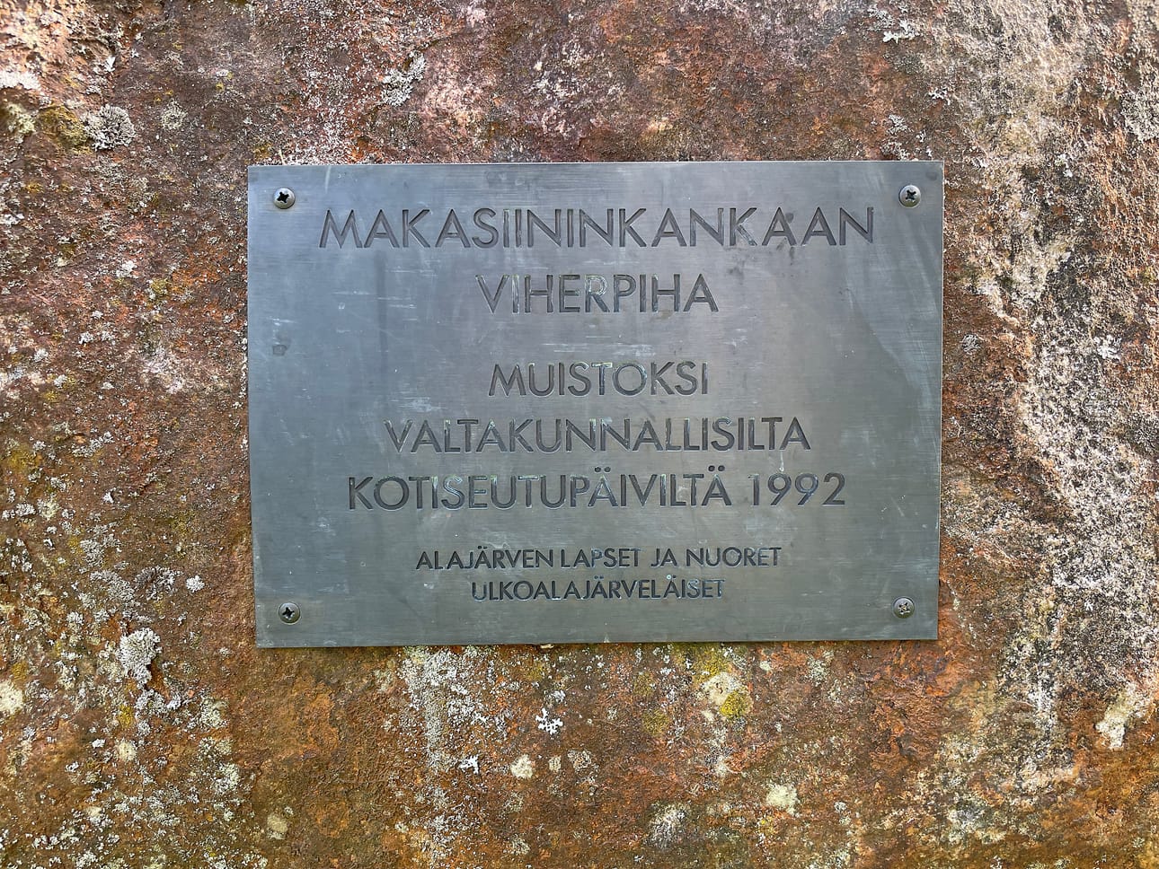 Kivien laatat kertovat paikan historiasta.