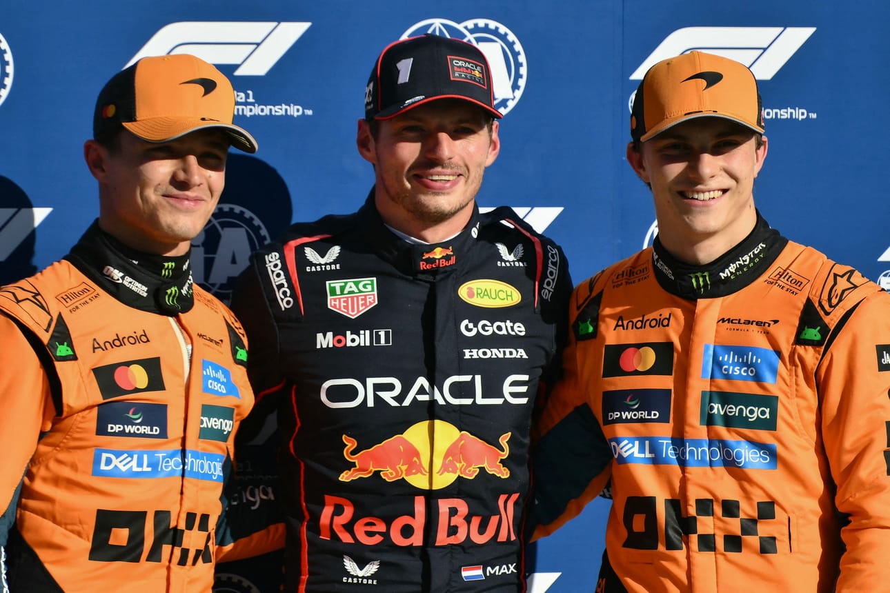 Lando Norrisin (vas.), Max Verstappenin ja Oscar Piastrin kasvoilla on hymyä ennen F1-kauden päätösviikonloppua, mutta kohta sunnuntain kisan ilmeet vakavoituvat.