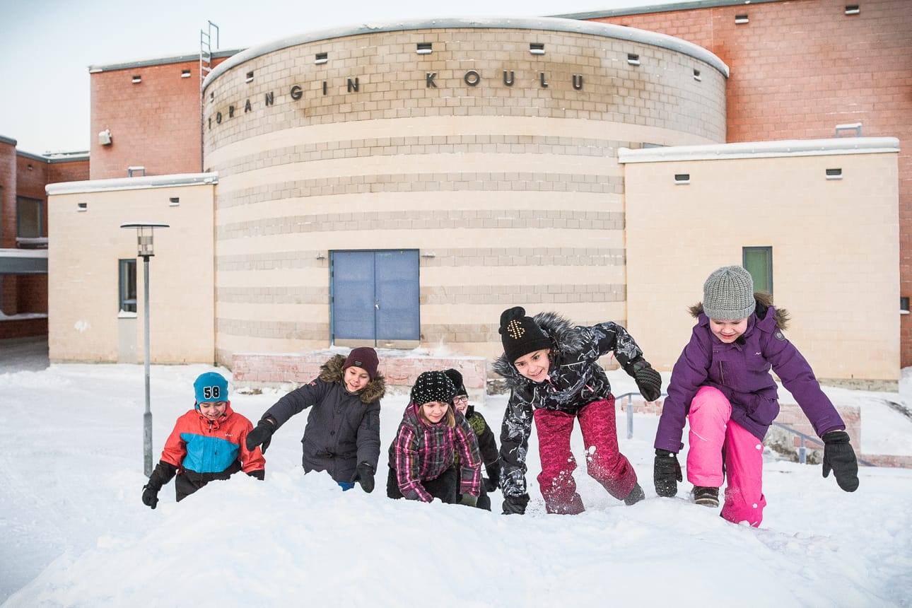 Torangin koululaiset toivoisivat lumivuorten lisäksi koulun pihalle muutakin tekemistä. Lumivuorta valloittamassa kedulaiset Salla Iivari (oik.), Jenni Kylmäluoma, Kasper Heiskanen, Alina Säkkinen, Aleksi Kinnunen ja Juho Tarvainen.