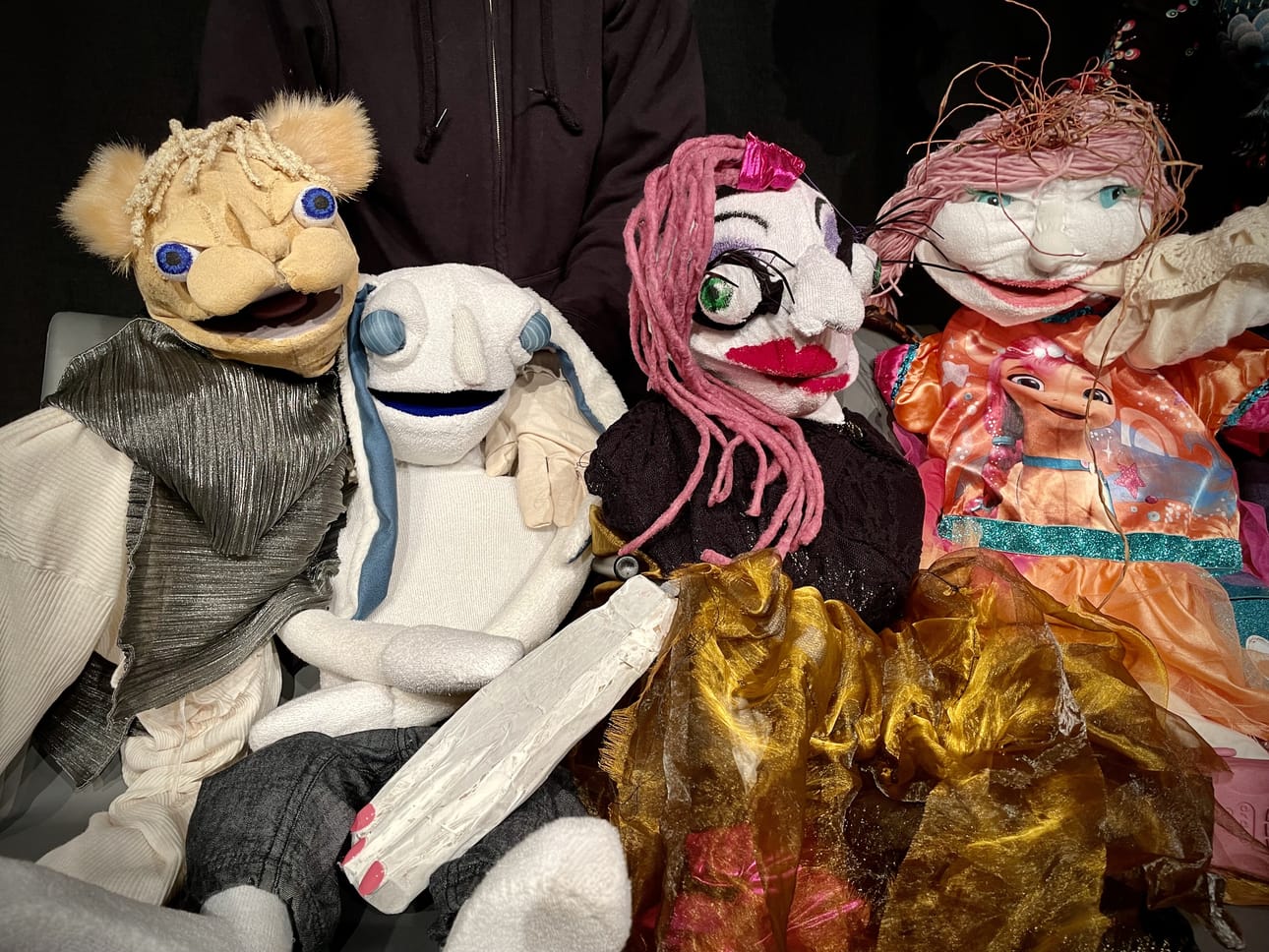 Oululaisten osallistujien itse rakentamat Muppet-hahmot ovat mukana Oulun Kirjamessujen Muppetien lukupiirissä, jossa kirjallisuus, nukketeatteri ja mielenterveydestä keskusteleminen kohtaavat.