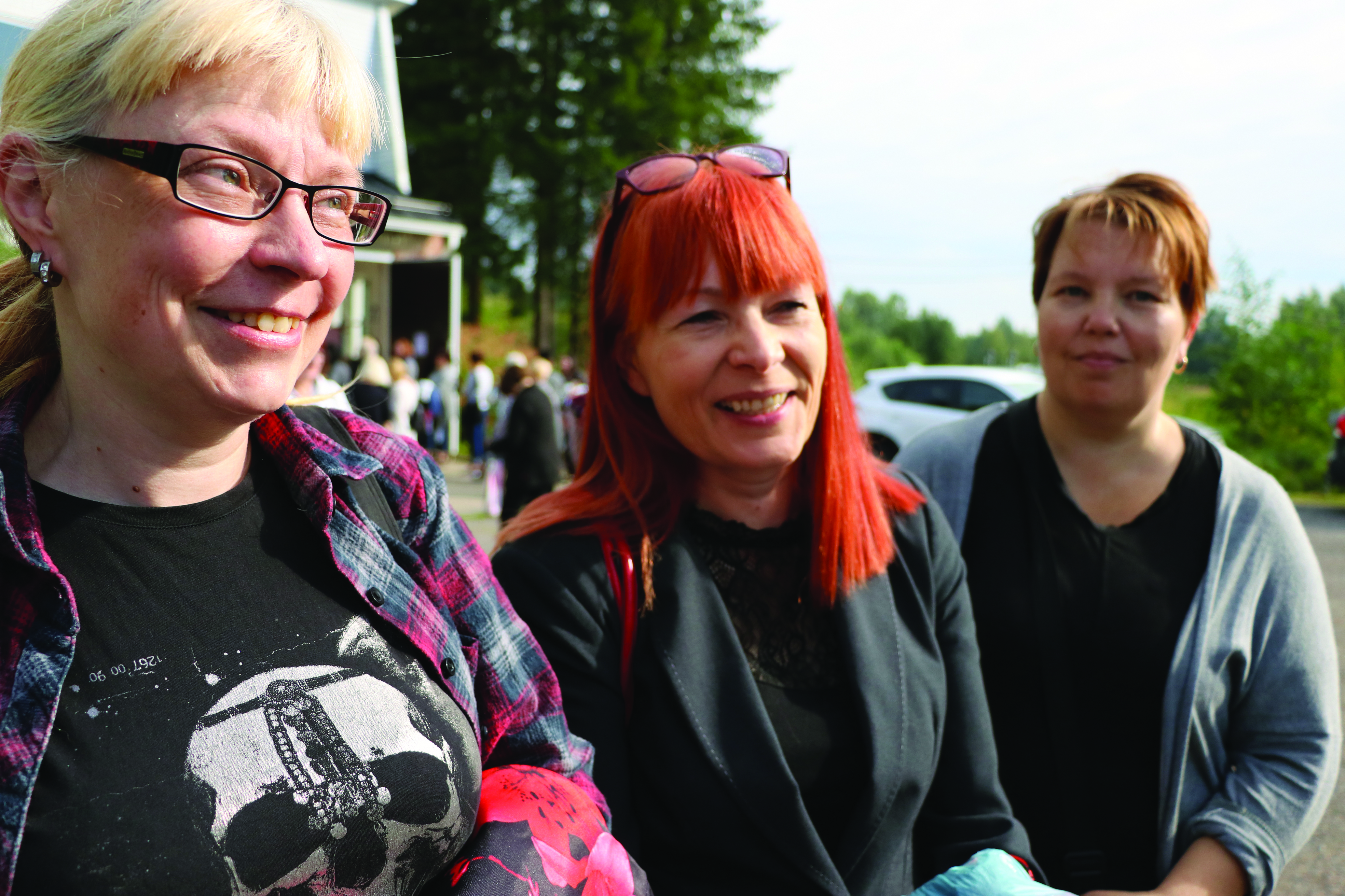 Sari Tolonen-Flink Limingasta sekä Hanna Ukura ja Katja Greus Lumijoelta löysivät saaliikseen puseroita ja mekkoja.