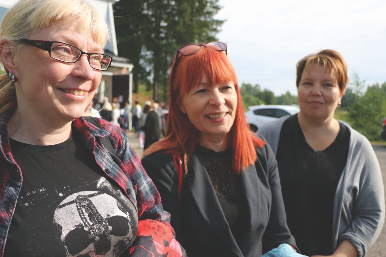 Sari Tolonen-Flink Limingasta sekä Hanna Ukura ja Katja Greus Lumijoelta löysivät saaliikseen puseroita ja mekkoja.