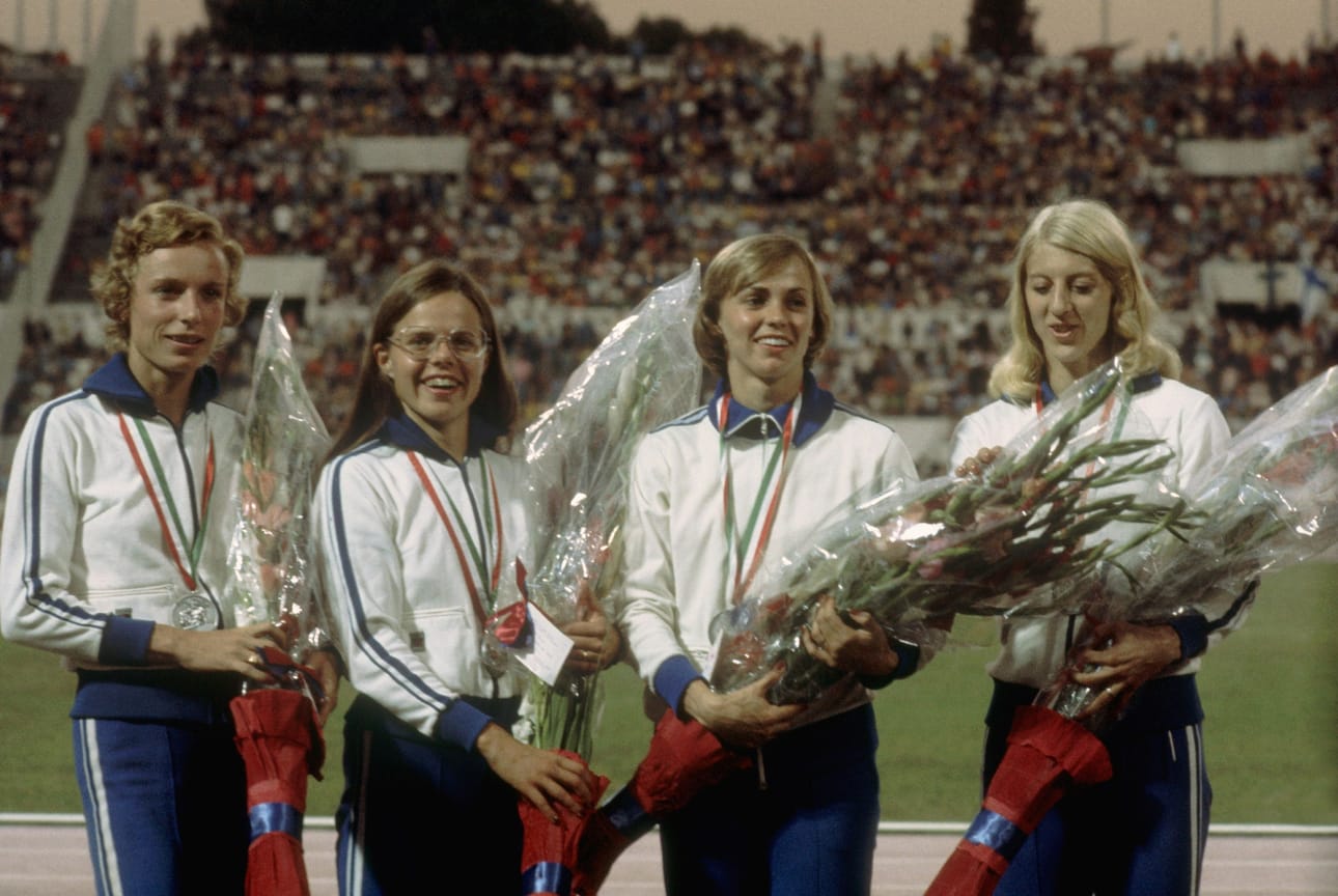 Riitta Salin, Pirjo Wilmi, Mona-Liisa Pursiainen ja Marika Eklund juoksivat hopean 4x400 metrin viestistä Rooman EM-kisoissa 50 vuotta sitten. LEHTIKUVA