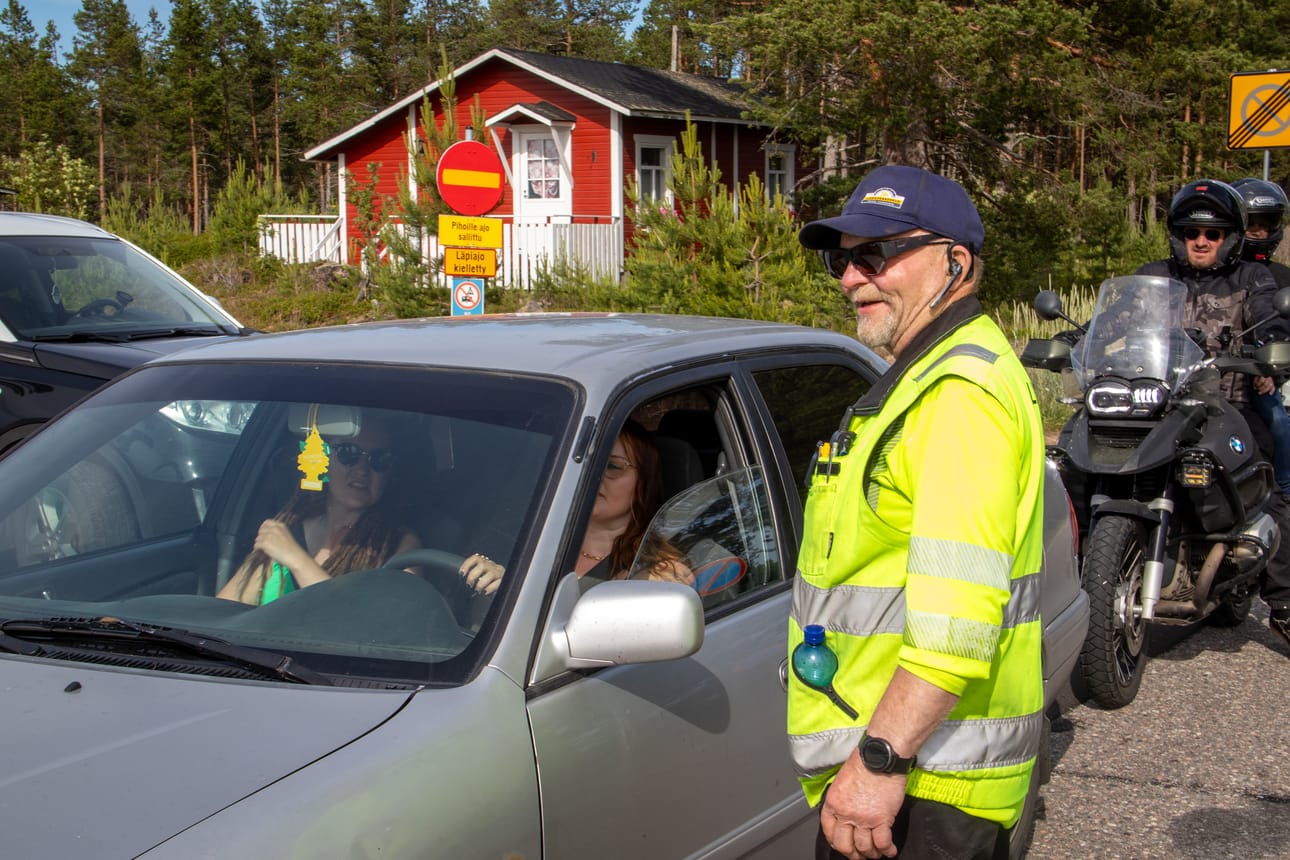 Aulis Karppinen ohjasi liikennettä Marjaniemessä. Pestin piti loppua keskiviikkona jo kolmelta, mutta se jatkui vielä viiden jälkeen.
