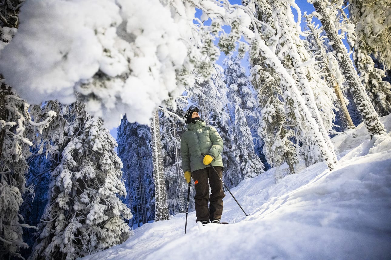 Urheiluseura Mountain Club Ounasvaaran puheenjohtaja ja pitkän linjan vapaalaskija Jani Johansén tietää, että metsäreiteillä laskevat kaikenikäiset, mutta hiihtokeskuksissa ne ovat erityisesti lasten ja nuorten suosiossa.