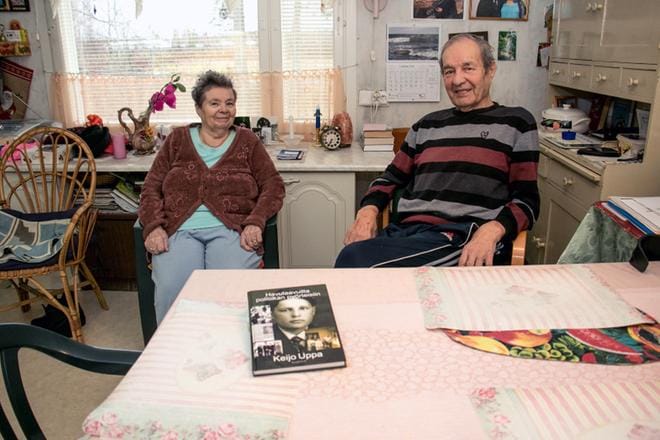 Salli ja Keijo Uppa ovat olleet yhdessä yli 60 vuotta ja Ruotsista takaisin Teuvalle he muuttivat 1988. Pariskunnan neljästä lapsesta kaksi asuu Eskilstunassa, yksi on kuollut ja yksi on Teuvalla. KUVA: JORMA HAVULA