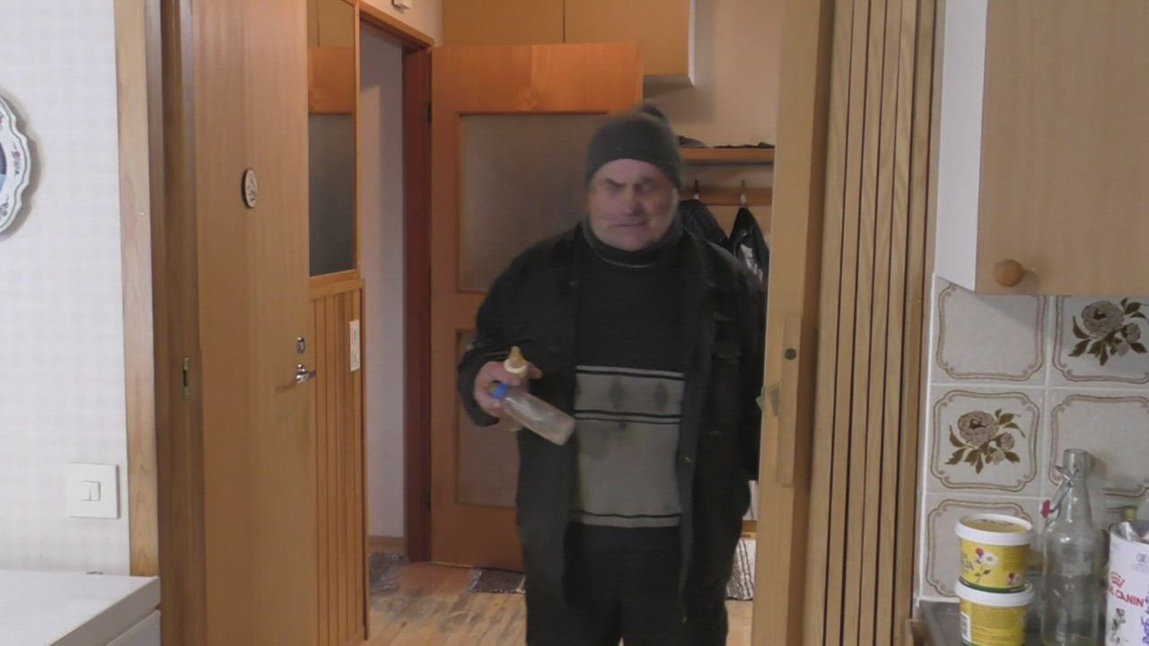 Katso video: Sulo Karjalainen kertoo orvon karhunpennun ruokinnasta ja ruokahalusta