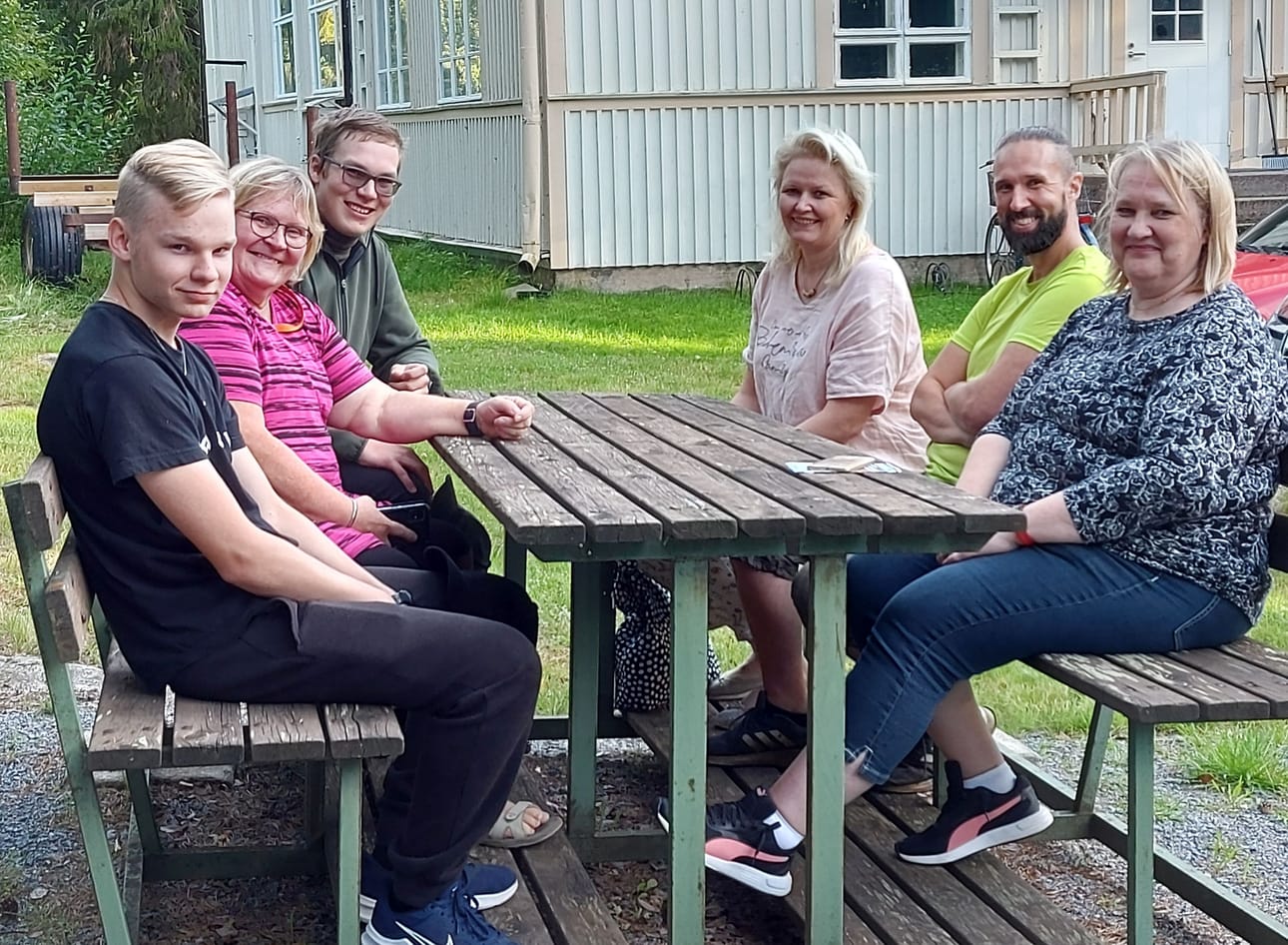 Syyskuun toisena viikonloppuna olevaa Kolmen kylän kestävä kierros -tapahtumaa suunnittelemassa Veeti Jaskari, Päivi Kultalahti, Aapeli Mäkinen, Sini Sippola, Teemu Passi ja Katja Jaskari.