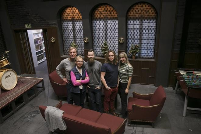 Uusi Päivä -päivittäissarjaa kuvattiin Tampereella Mediapoliksessa. Kuvassa näyttelijät poseeraavat sarjan Turpiini-ravintolan kulisseissa. KUVA: Tomi Vuokola
