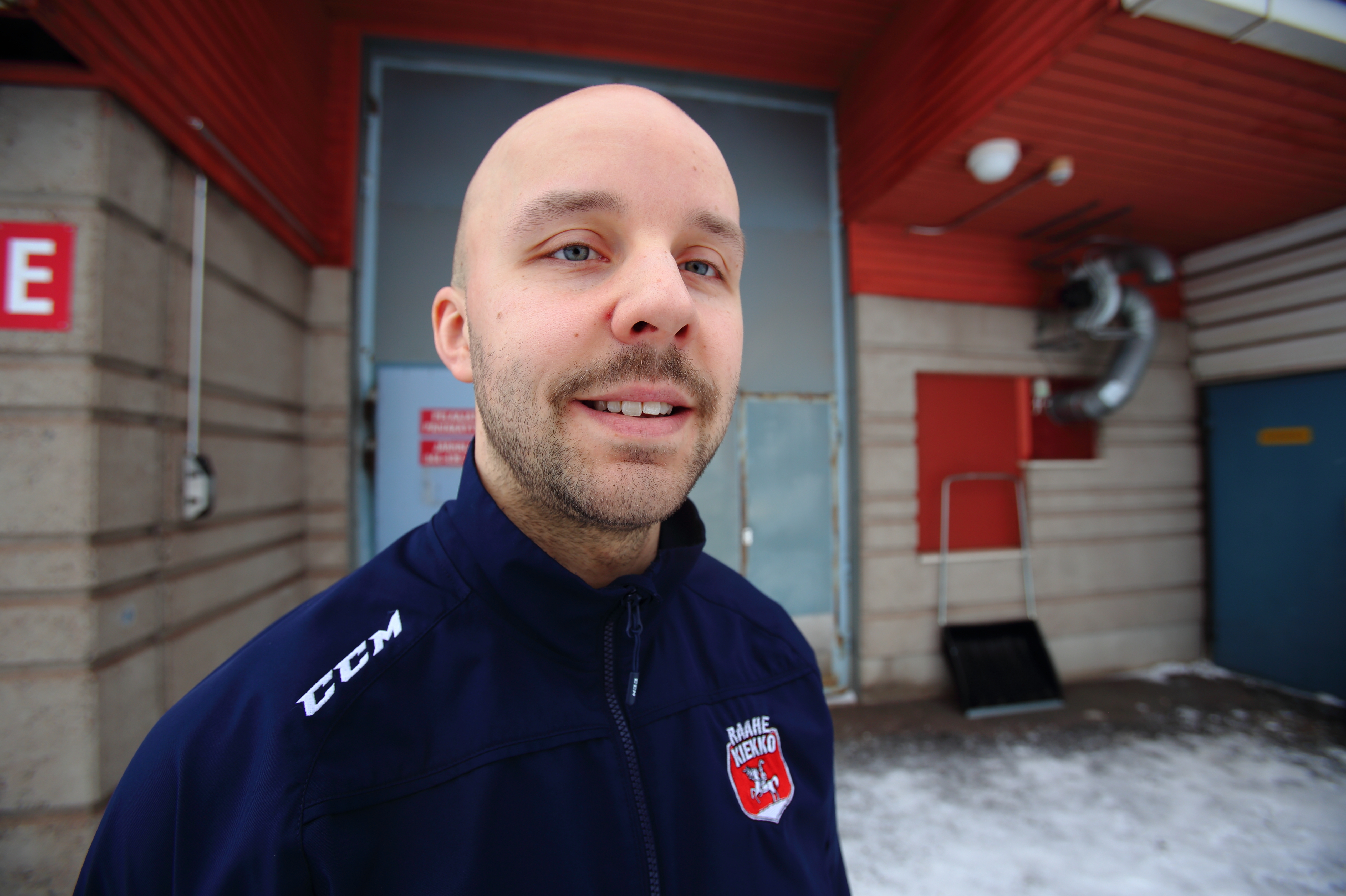 Raahe-Kiekon musiikkivastaava hakee pelitunnelman rumpujen pärinästä