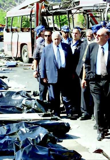 Kostonkierre . Bussin räjähdyspaikalla vieraillut Ariel Sharon vannoi kostoa.