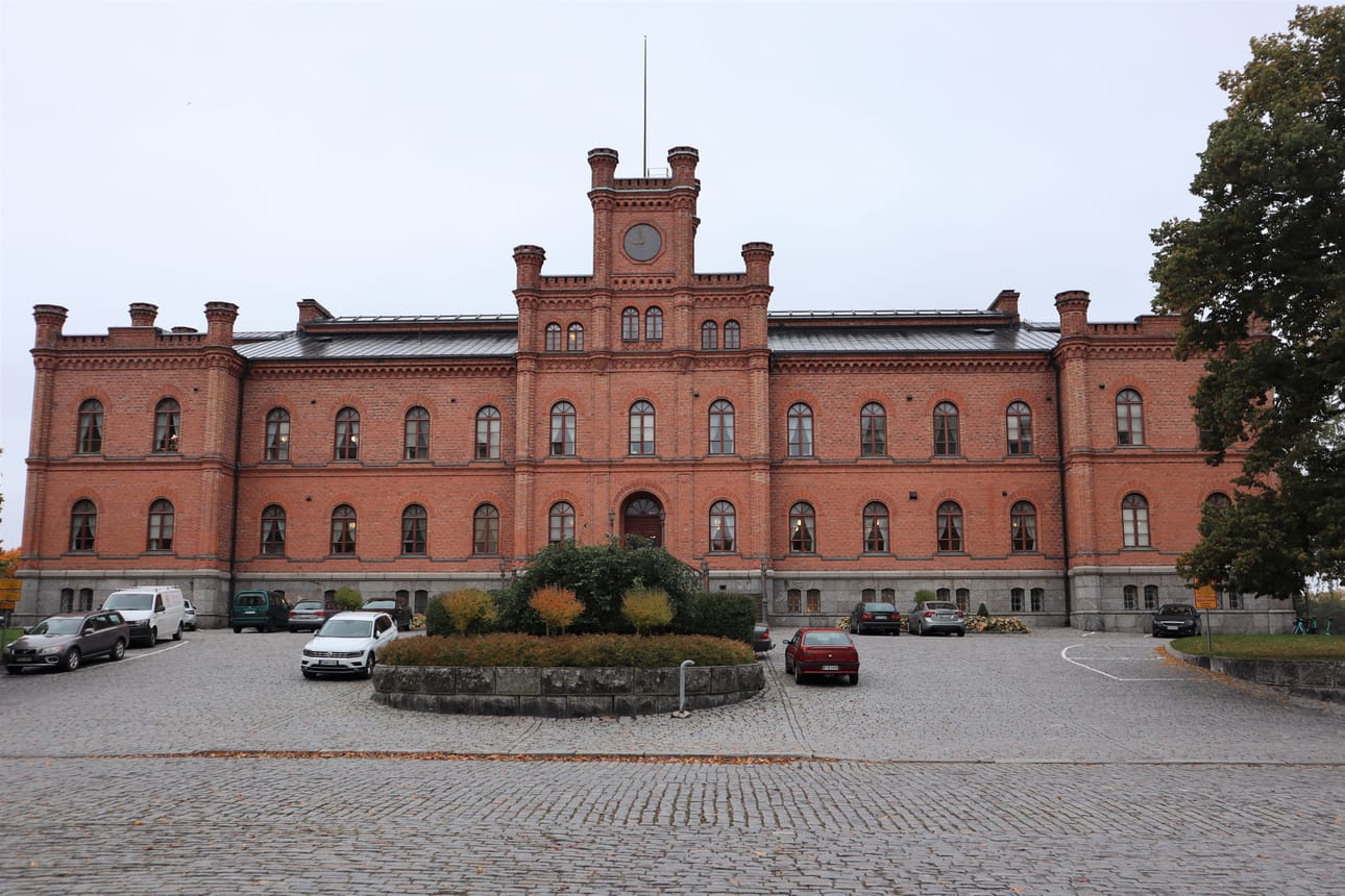 Vaasan hovioikeuden talon sanotaan saaneen vaikutteita englantilaisesta tiiligotiikasta.