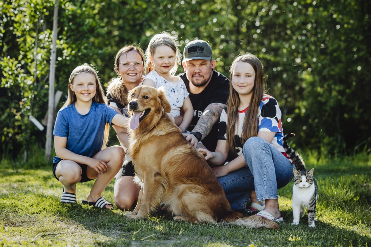 Aada-Emilia, Sanni, Saana-Aurora, Jarkko ja Jenna-Marja Piikkilä ovat helpottuneita, että perheen rakas Sulo-koira selvisi kyyn puremasta. Myös Nipsu-kissa on iloinen leikkikaverinsa toipumisesta.