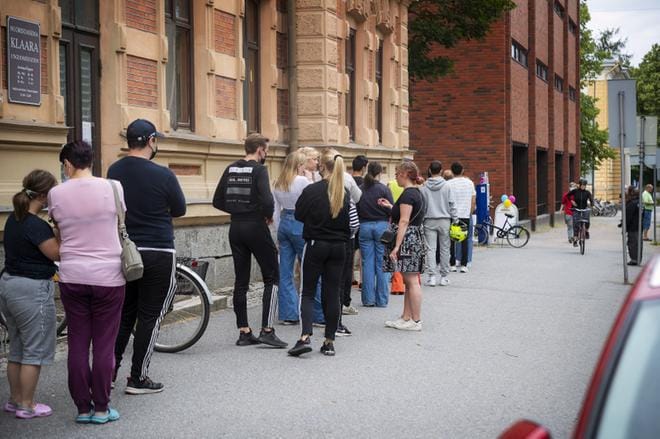 Heti neljältä jono ulottui kadulle asti. KUVAT: JARNO PELLINEN