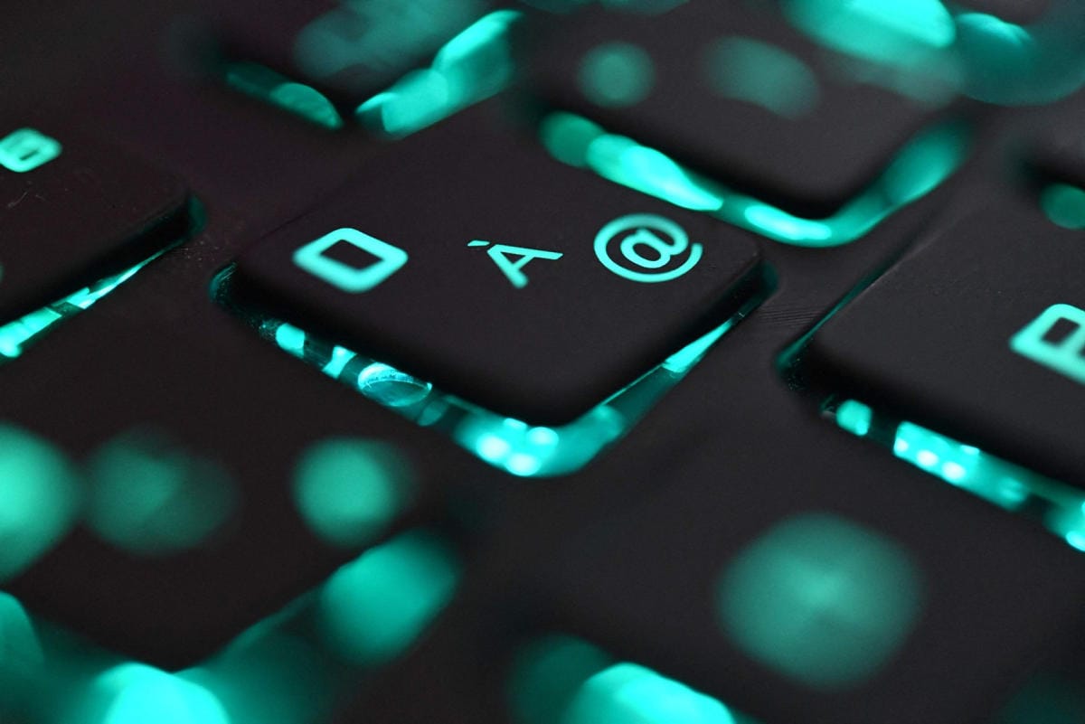 Ukrainassa käydään sotatoimia fyysisen maailman lisäksi tietoverkkojen puolella eli toisin sanoen kybermaailmassa. Kuvituskuva. LEHTIKUVA/AFP