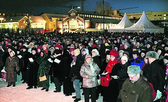 Väkeä kuin pipoa. Yhteislaulutilaisuus houkutteli oululaiset täyttämään torin sunnuntai-iltana. Lauluyhtye Sofia Magdalena avasi setin Leevi Madetojan säveltämällä joululaululla "Arkihuolesi kaikki heitä".