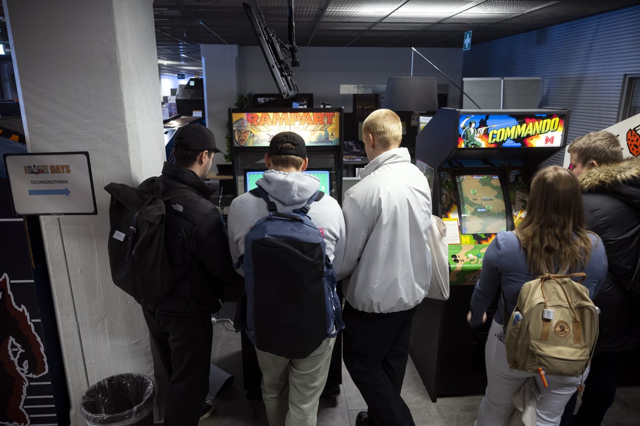 Retropelien äärellä keskitytään, ja niitäkin voi tietokonepelien lailla pelata yhdessä muiden kanssa.