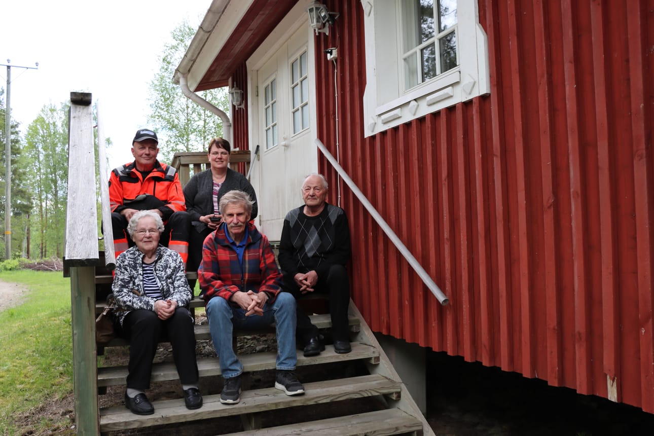 Tapio Kangastie, Päivi Åttman, Salme Mäkelä, Heikki Rantatupa ja Jouko Mäkelä kokoontuivat muistelemaan Menkijärven menneisyyttä ja pohtimaan tulevaa.