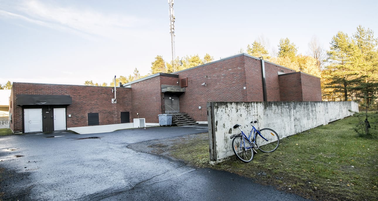 Tukkimiehentiellä sijaitsevassa kiinteistössä käynyt henkilökunta oli aamulla kuullut miehen avunhuudot katolta ja hälyttänyt palokunnan.