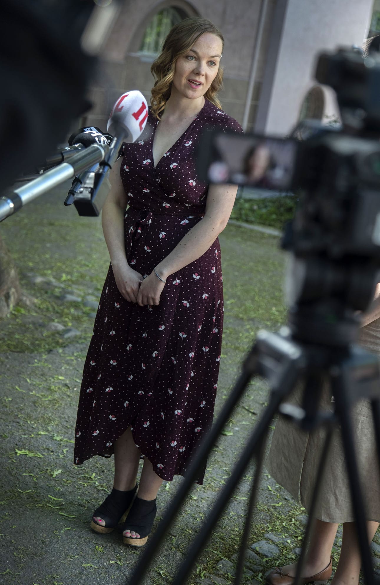 Keskustan puheenjohtaja Katri Kulmuni yllätti kahdesti. Ensin hän kertoi eroavansa valtiovarainministerin tehtävistä. Puoluejohto oli kuin ällikällä lyöty. Seuraavana päivänä hän totesi, ettei aio luopua puheenjohtajan nuijasta taistelutta. Taas oltiin kuin puusta pudonneita.