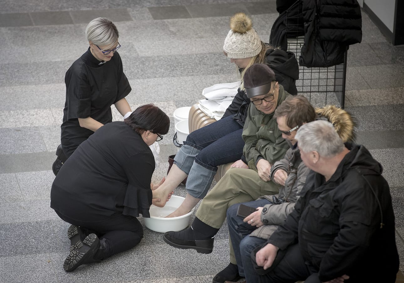Oulun tuomiorovasti Satu Saarinen ja pastori Satu Kreivi-Palosaari pesivät kiirastorstaina ihmisten jalkoja kauppakeskus Valkean kesäkadulla.