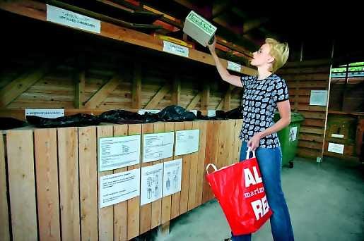 Toimiva jätekatos. Johanna Rahkala on tyytyväinen kerrostalonsa pihalla olevaan lajittelupisteeseen. Ainoa asia, jota hän jätekatoksen alle kaipaa, on muovin keräyspiste.