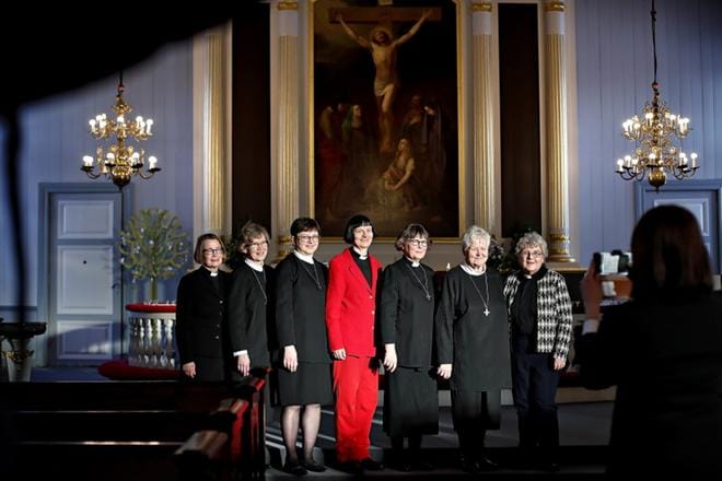 Virpi Vantakorpi (vas.), Helena Suomela, Outi Klapuri, Aila Isotalo, Leena Luokkamäki, Sinikka Laine ja Helena Heikkinen vihittiin papeiksi Lapuan tuomiokirkossa 30 vuotta sitten. KUVAT: TOMI KOSONEN