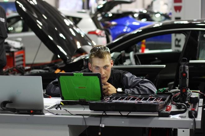 Arttu Kivenmäen osaaminen autonasennuksessa on pantu merkille aiemminkin. Vuonna 2017 hän voitti lajin Suomen mestaruuden. KUVA: SKILLS FINLAND/TATU KANNUSMÄKI