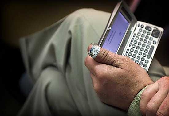 Naapurin internetyhteyden käyttö langattoman verkon kautta ilman lupaa on laitonta.