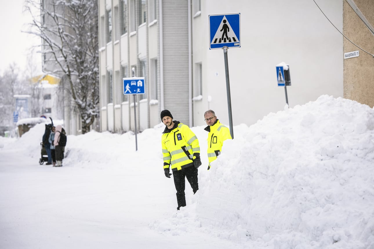 Luvattomat lumikasat voivat aiheuttaa vaarallisia näkemäesteitä. Sellaisen Timo Rytilahti (vas.) ja Marko Rautio löysivät keskiviikkona muun muassa Maakuntakadulta, jossa lunta oli kasattu suojatien tuntumaan.