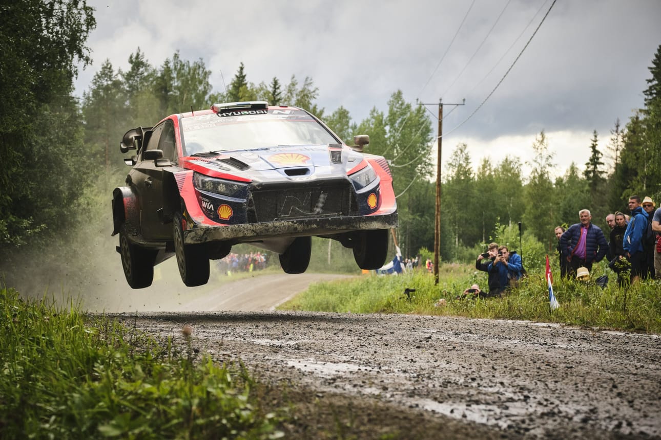Teemu Suninen vauhdissa keskisuomalaisessa maisemassa. LEHTIKUVA / Hannu Rainamo