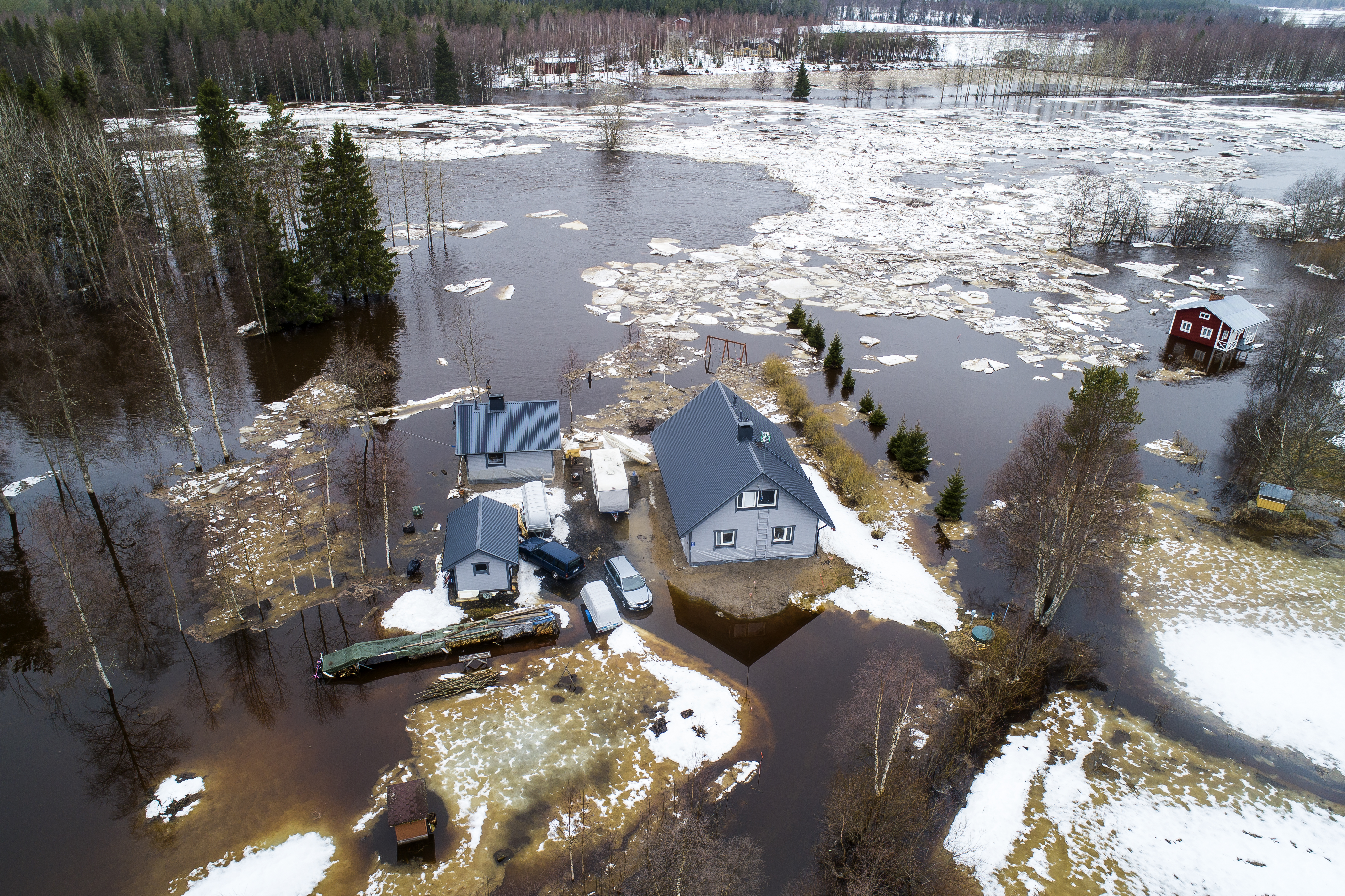 Pyhäjoen kevättulva saartoi taloja Pyyntiellä Pirttikoskella. Pirttikosken Kuusiniemen sillan alitse jäät liikkuivat sunnuntaina noin kello 18.