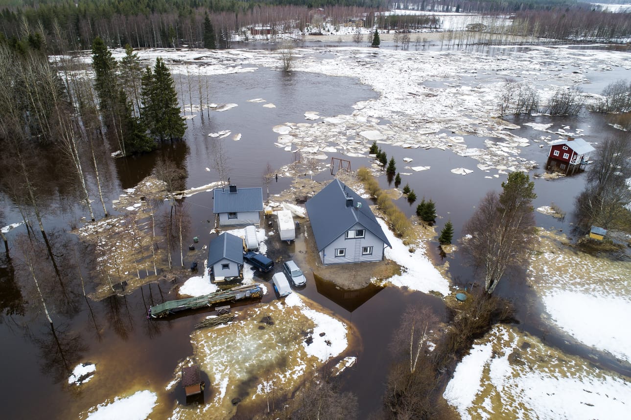 Pyhäjoen kevättulva saartoi taloja Pyyntiellä Pirttikoskella. Pirttikosken Kuusiniemen sillan alitse jäät liikkuivat sunnuntaina noin kello 18.