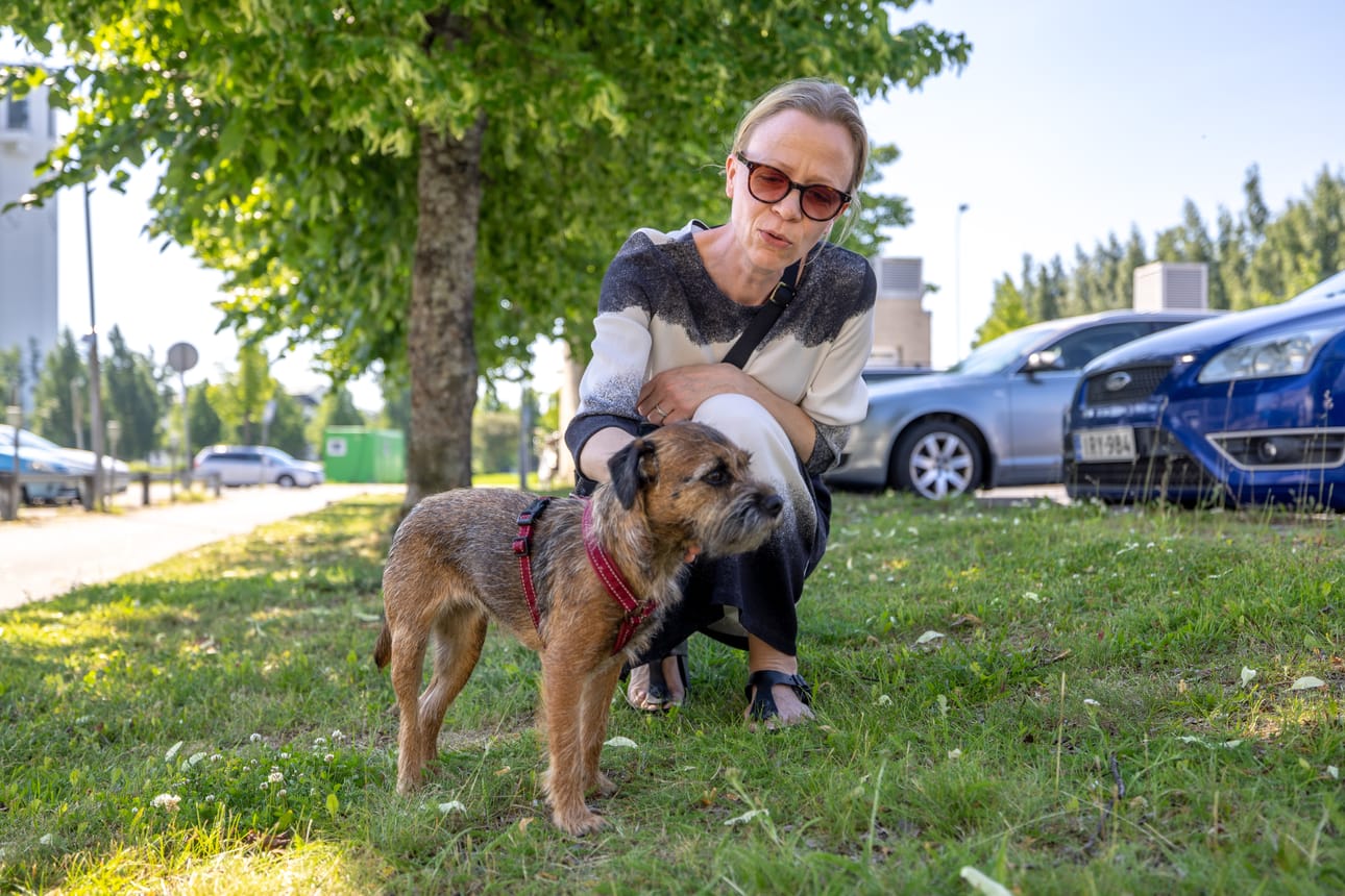 Nana Turusen Bobbie-koira viihtyy hyvin auringossa. "Se jäisi aurinkoon varmaan päiväksi makaamaan", Turunen kertoo.