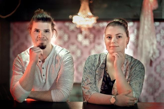 Niko Kujala ja Jessica Leino esiintyvät illalla Anonyymit estradilla -tapahtumassa. Kujalalla ei ole aiempaa esiintymiskokemusta. Leino sen sijaan on harjoitellut pidempään. KUVA: HEIKKI HAKANEN