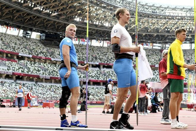Toni Kuusela (vas.) ja Lassi Etelätalo Tokiossa. KUVA: LEHTIKUVA / HEIKKI SAUKKOMAA