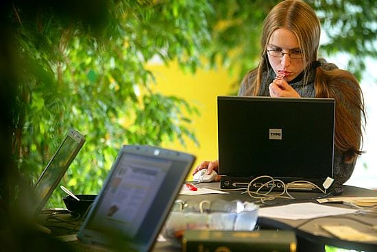 Kansalaisohjaajat opastavat panOULU-verkon käytössä muun muassa asukastuvilla.