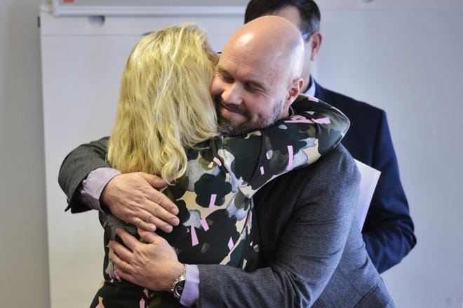 Ensimmäinen Kim Bergin onnittelija oli maakuntavaltuuston puheenjohtaja Miapetra Kumpula-Natri. Kuva: Samppa Toivonen