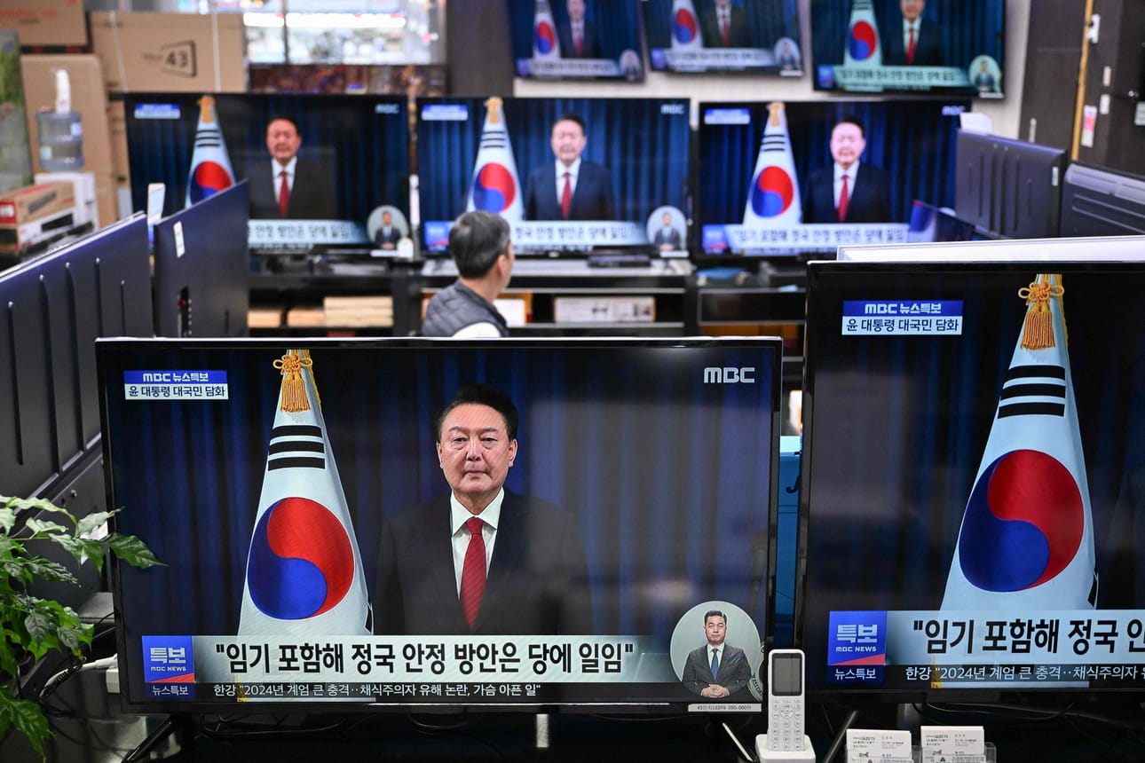 Etelä-Korean presidentti Yoon Suk-yeol sanoi lauantaina pitämässään puheessa, että huhut siitä, että hän suunnittelisi uutta poikkeustilaa, eivät pidä paikkaansa. LEHTIKUVA/AFP