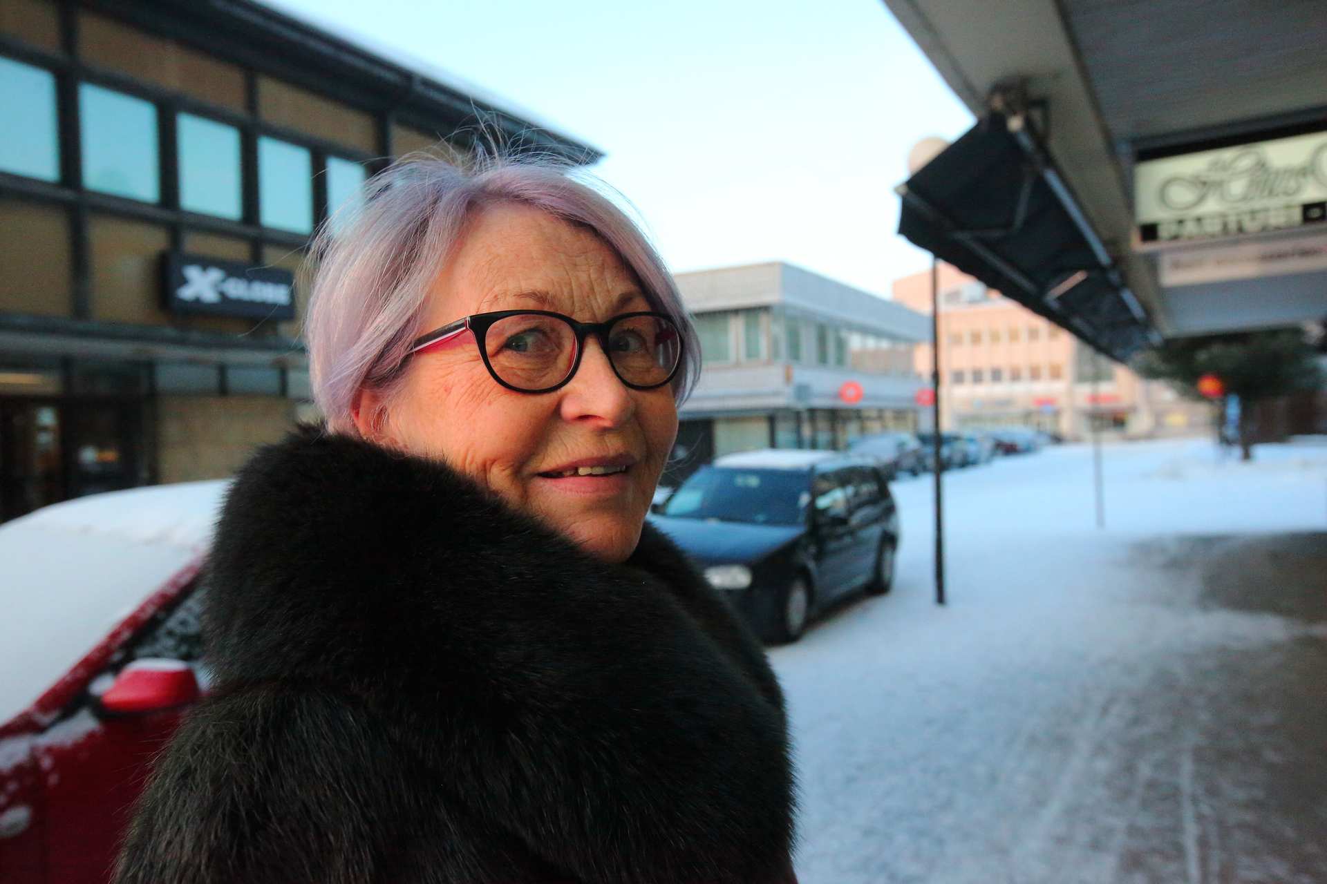 Oululainen Sinikka Karvonen käy Raahessa ostoksilla säännöllisesti.