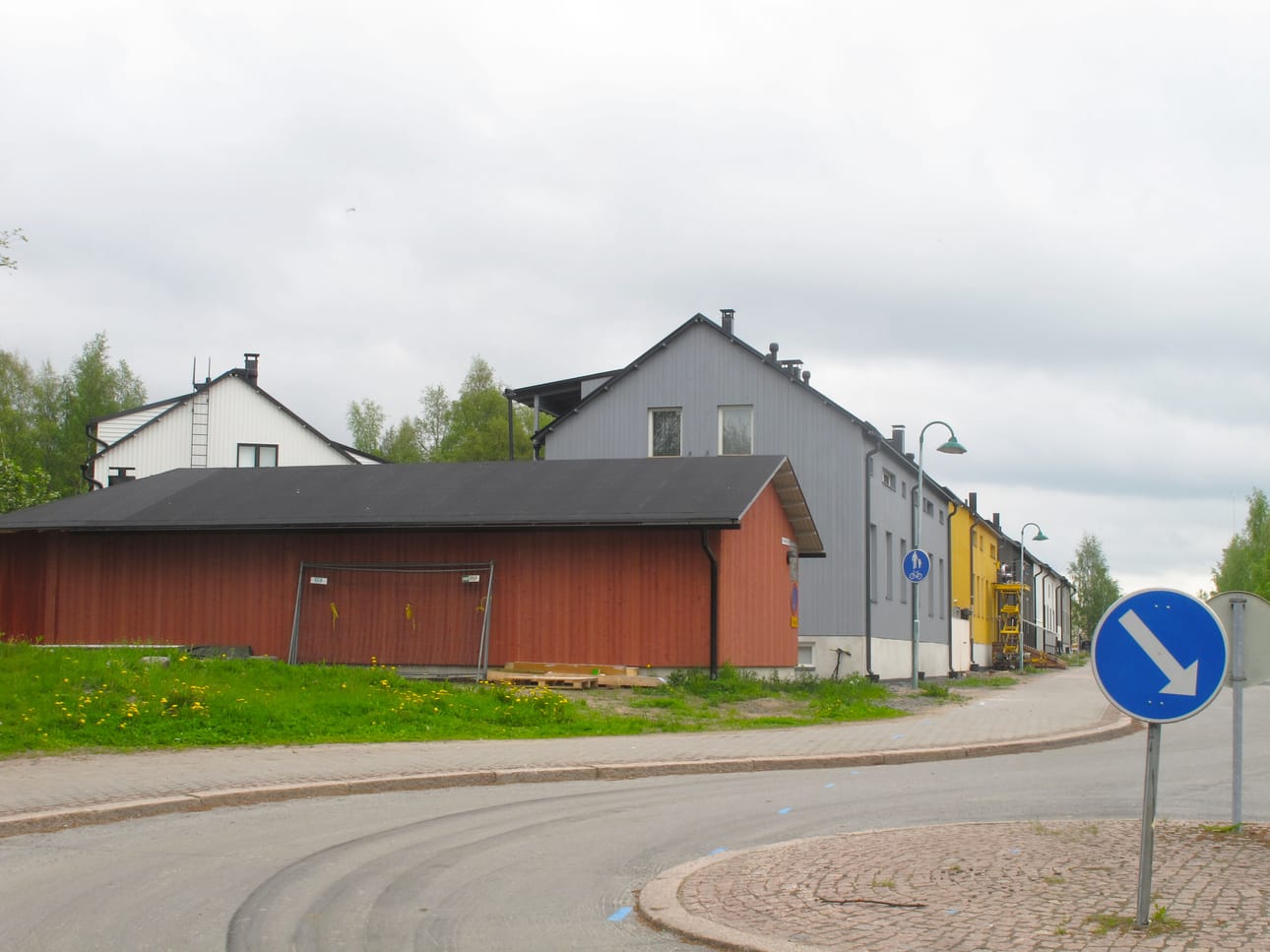 Autoilijoiden vapaa pääsy Pikisaareen huolettaa saaren asukkaita.