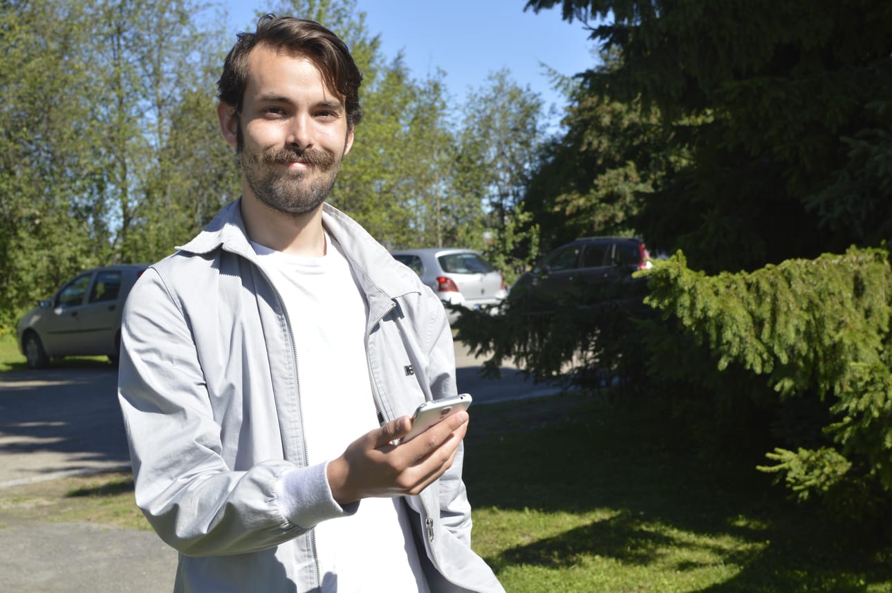 Ainolan puiston kasvihuoneiden välissä keskittyneesti Pokémoneja jallittava Mattias Nyman on saapunut juuri Helsingistä. – En sentään tullut pelkästään pelaamaan, vaan kotiin lomailemaan. Pelin nostalgia ja lapsuudesta tutut hahmot viehättävät myös Nymania. – On myös hauskaa tehdä uusia juttuja kaupungissa.