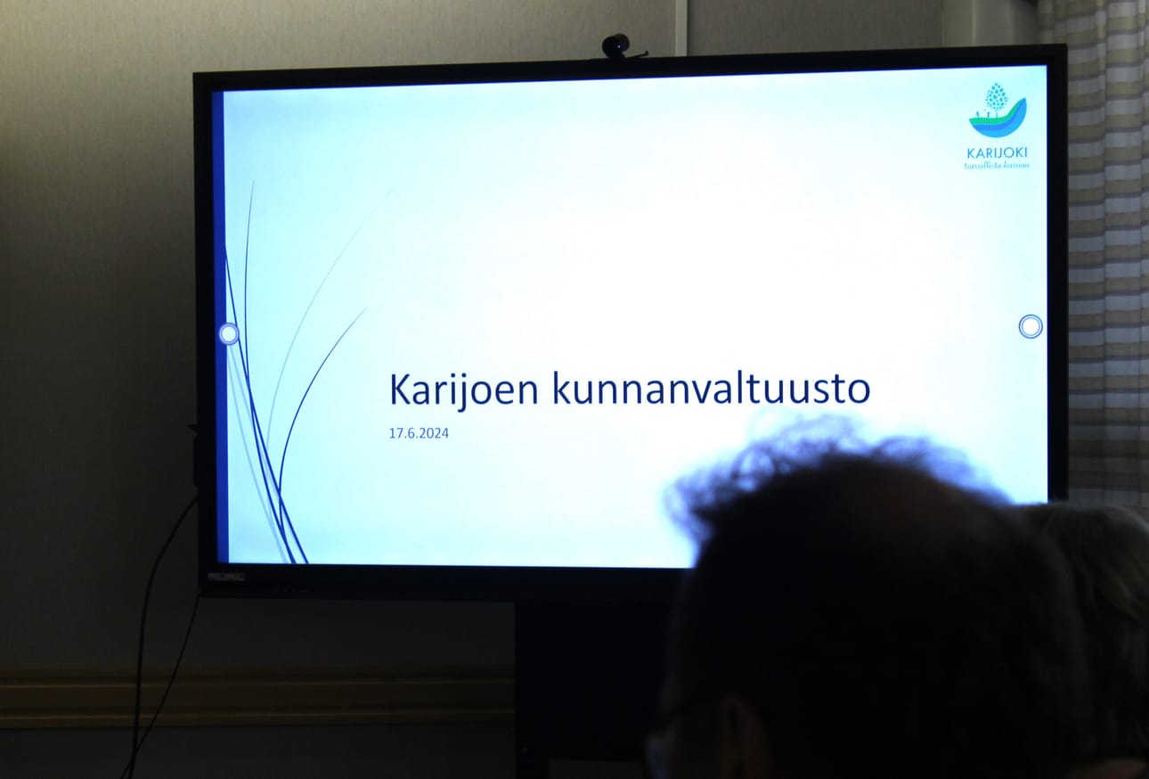 Karijoen kunnanvaltuuston viime istunnossa käytettiin uutta kokoustekniikkaa. Laitteistoa on uusittu, koska vanha alkoi olla epäluotettavaa. Kuva. Lotta Kallio