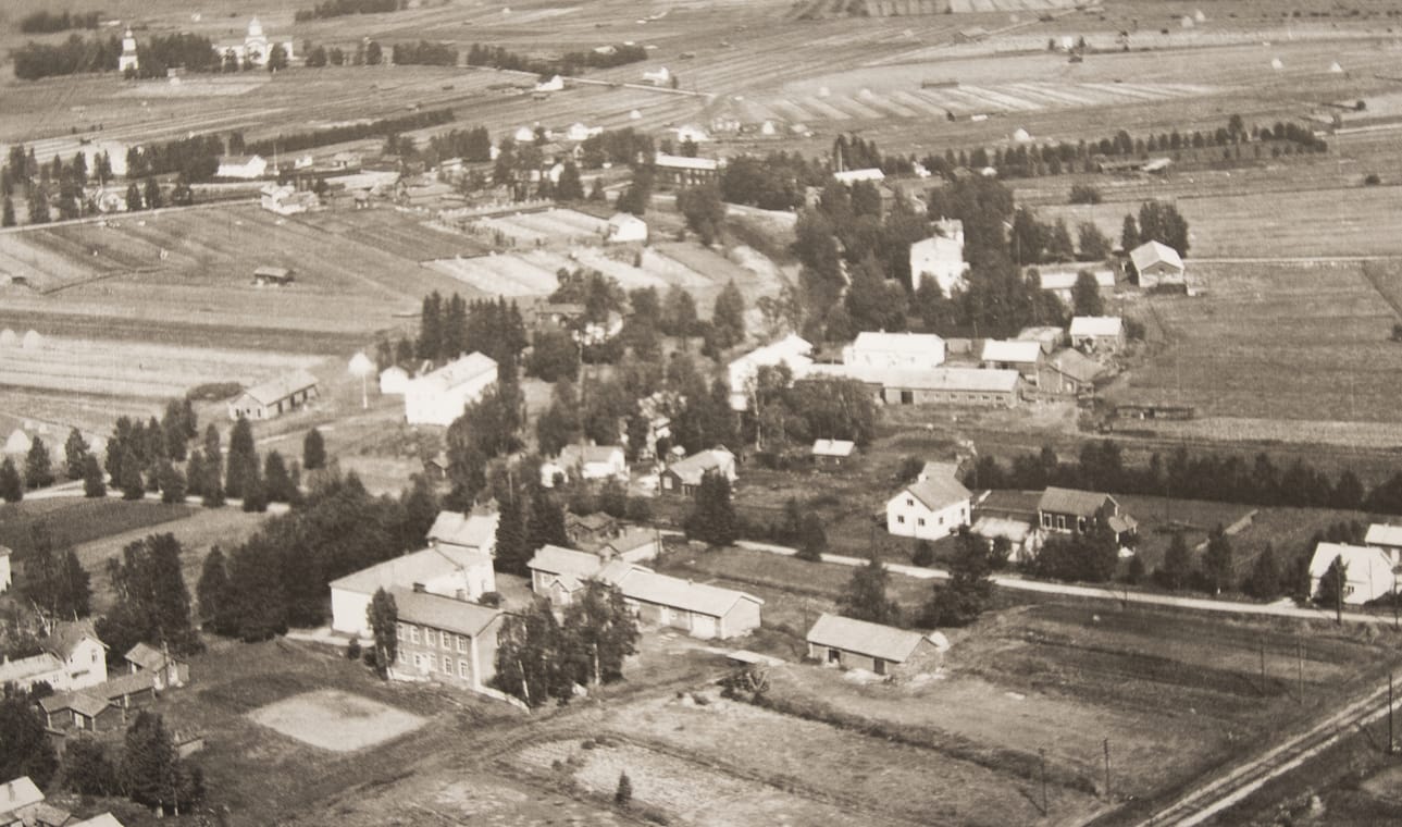 Nykyinen museoalue näkyy vanhassa ilmakuvassa keskellä alhaalla. Rakennuksista on jäljellä kivikoulu ja vasemmalla puolella olevat Aappolan rakennukset.